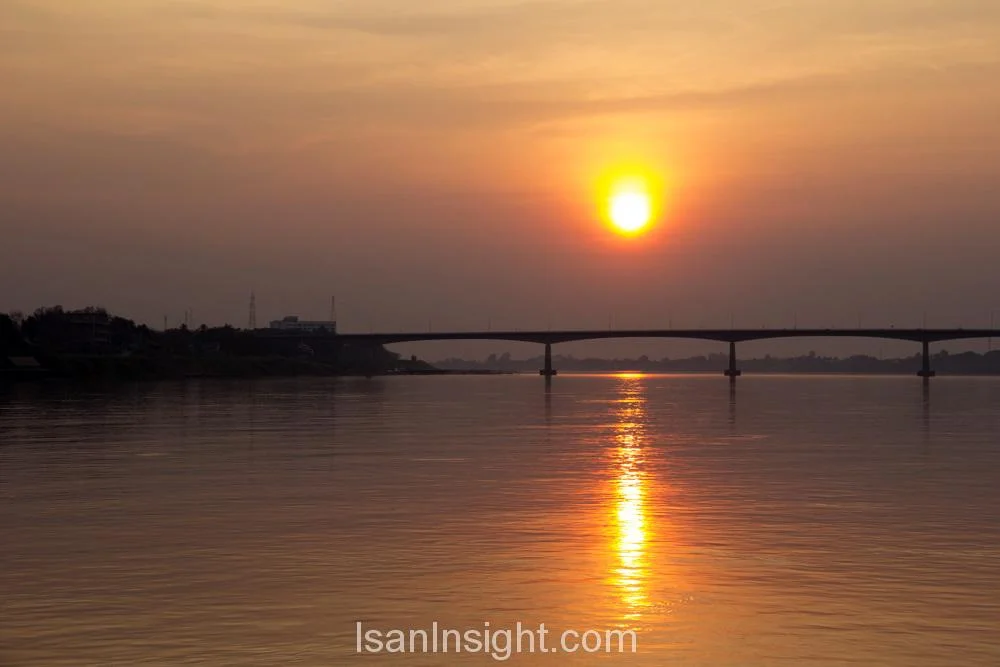 วิวนั่งเรือแม่น้ำโขงชมพระอาทิตย์ตก สะพานมิตรภาพไทย-ลาว หนองคาย