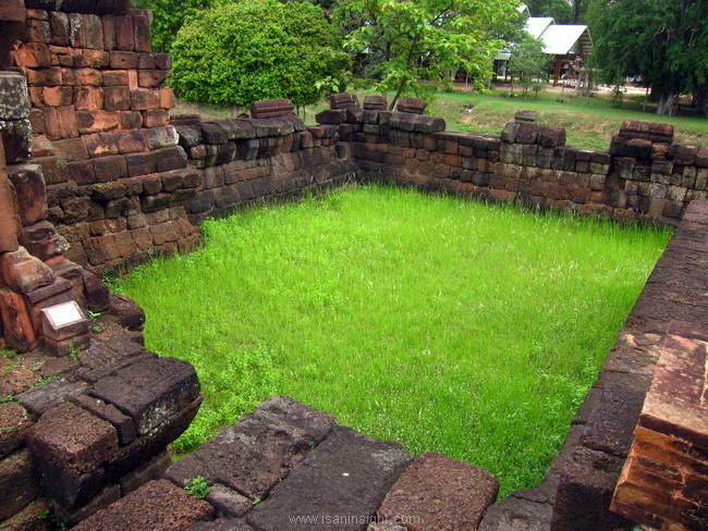 ปราสาทหินเปือยน้อย