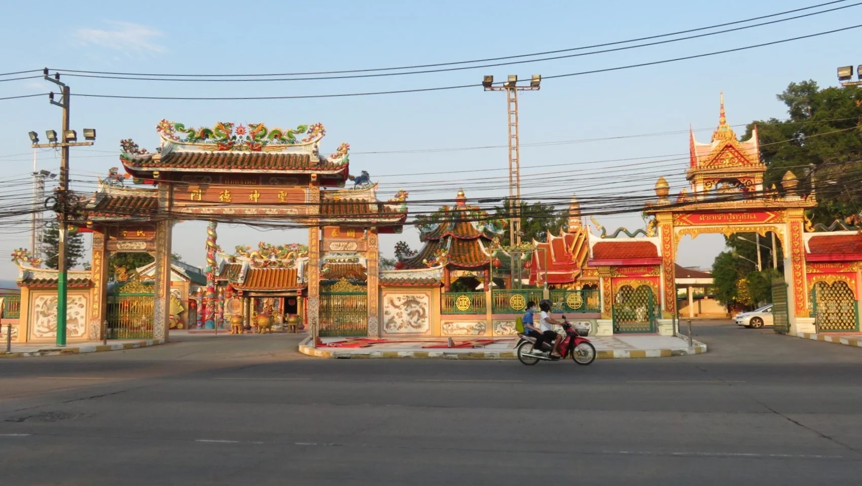 ศาลเจ้าปู่ญาคูเย็น ริมบึงแก่นนคร ขอนแก่น