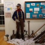 อากาศติดลบได้ทะเลสาบน้ำแข็ง ตัดส่งขายทั่วประเทศเพื่อใช้ในฤดูร้อน โรงเบียร์ใช้มากที่สุด ถัดมาเพื่อขนส่งเนื้อสัตว์ และใช้ในครัวเรือนในยุคที่ตู้เย็นไฟฟ้ายังไม่มี พิพิธภัณฑ์ท้องถิ่น อเมริกา พีวอคี วิสคอนซิน