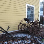 จัดแสดงอุปกรณ์การเกษตรภายนอกอาคาร พิพิธภัณฑ์ท้องถิ่น อเมริกา พีวอคี วิสคอนซิน