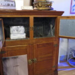 ตู้เย็นโบราณ ใส่ก้อนน้ำแข็งที่ตัดได้จากทะเลสาบพีวอกี พิพิธภัณฑ์ท้องถิ่น อเมริกา พีวอคี วิสคอนซิน